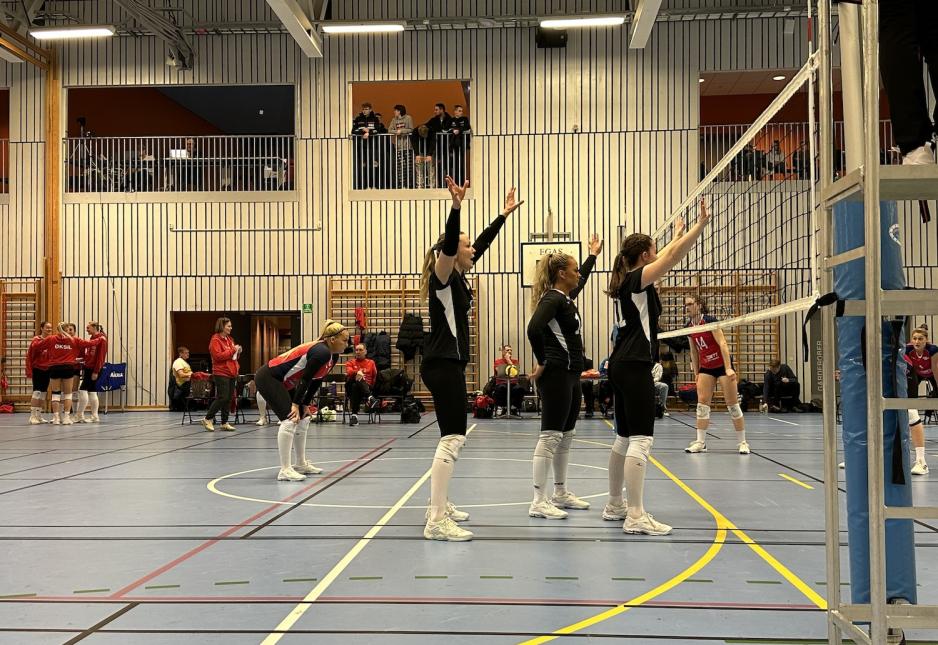 Jenter som spiller en volleyballkamp