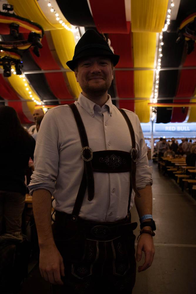 En kunde på oktoberfest som har på tysk tradisjonen plag