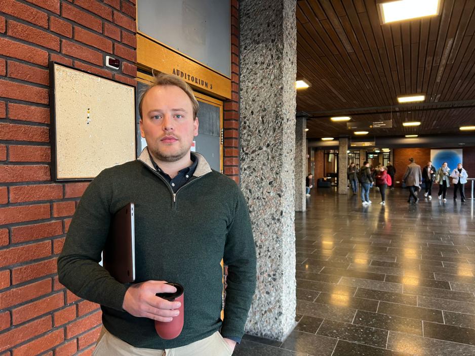 Bilde av student ved Universitetet i Oslo som uttrykker uro overfor Ukraina-situasjonen