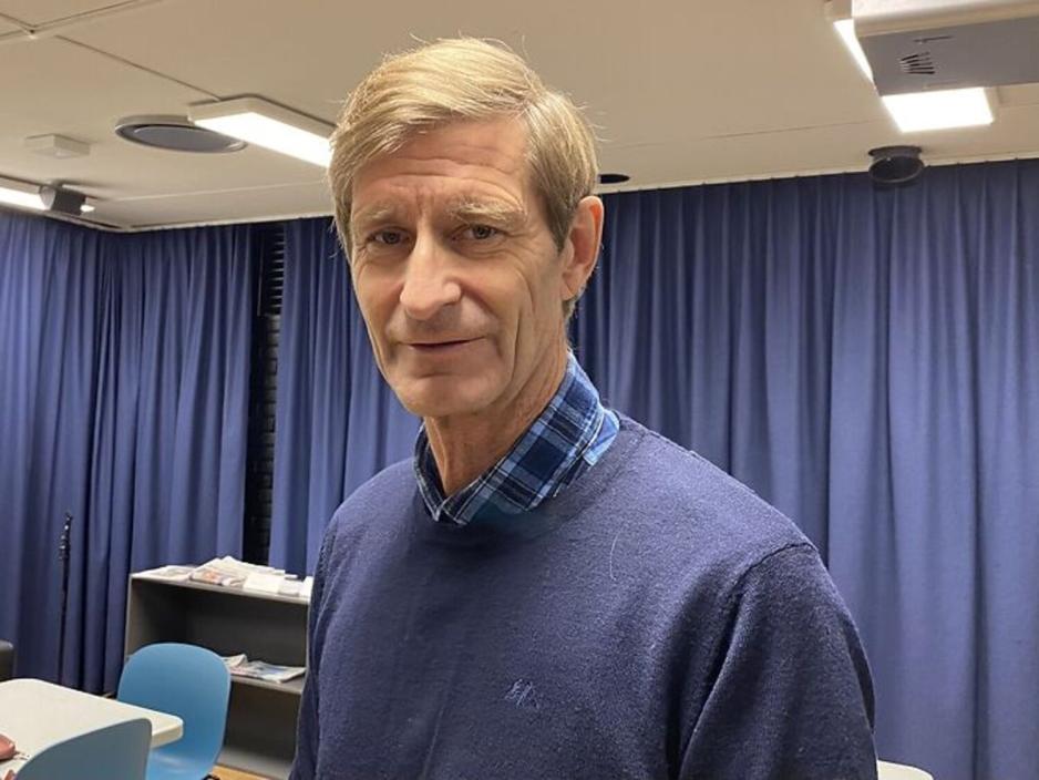Portrett av Ola Mæland, en mann i blått