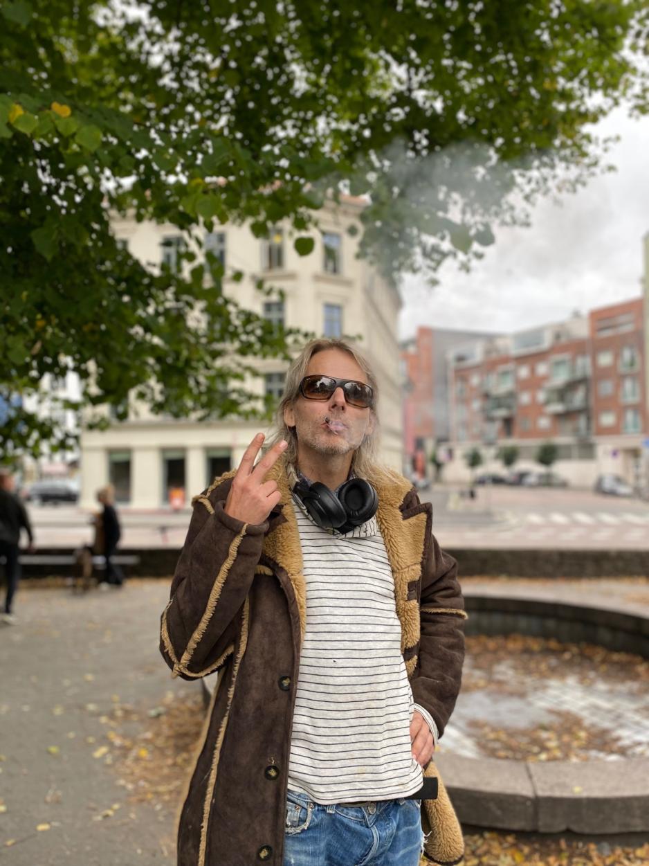 Onkel Yngve poserer med en joint i munnen.