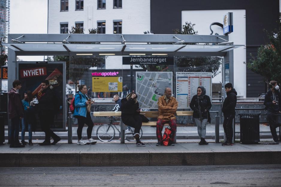 Folk som venter på trikken på Jernbanetorget