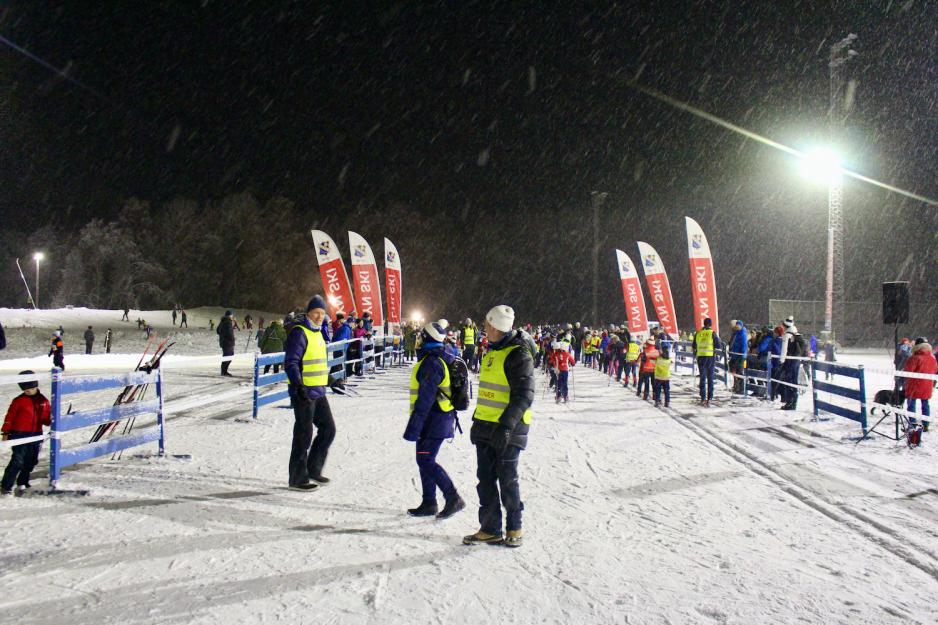 Oversiktsbilde over startområdet på Sognsvann Snøpark under barneskirenn.