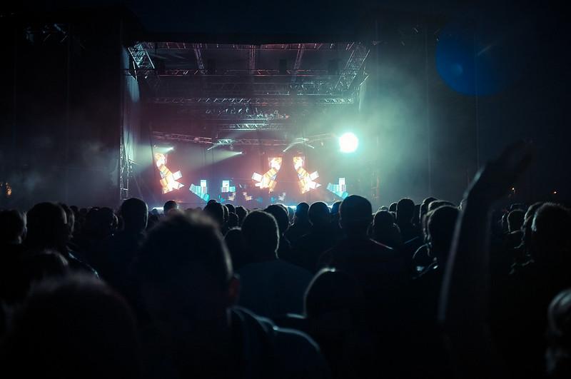 Bilde av Øyafestivalen 2011, publikum jubler for artisten på scenen. 