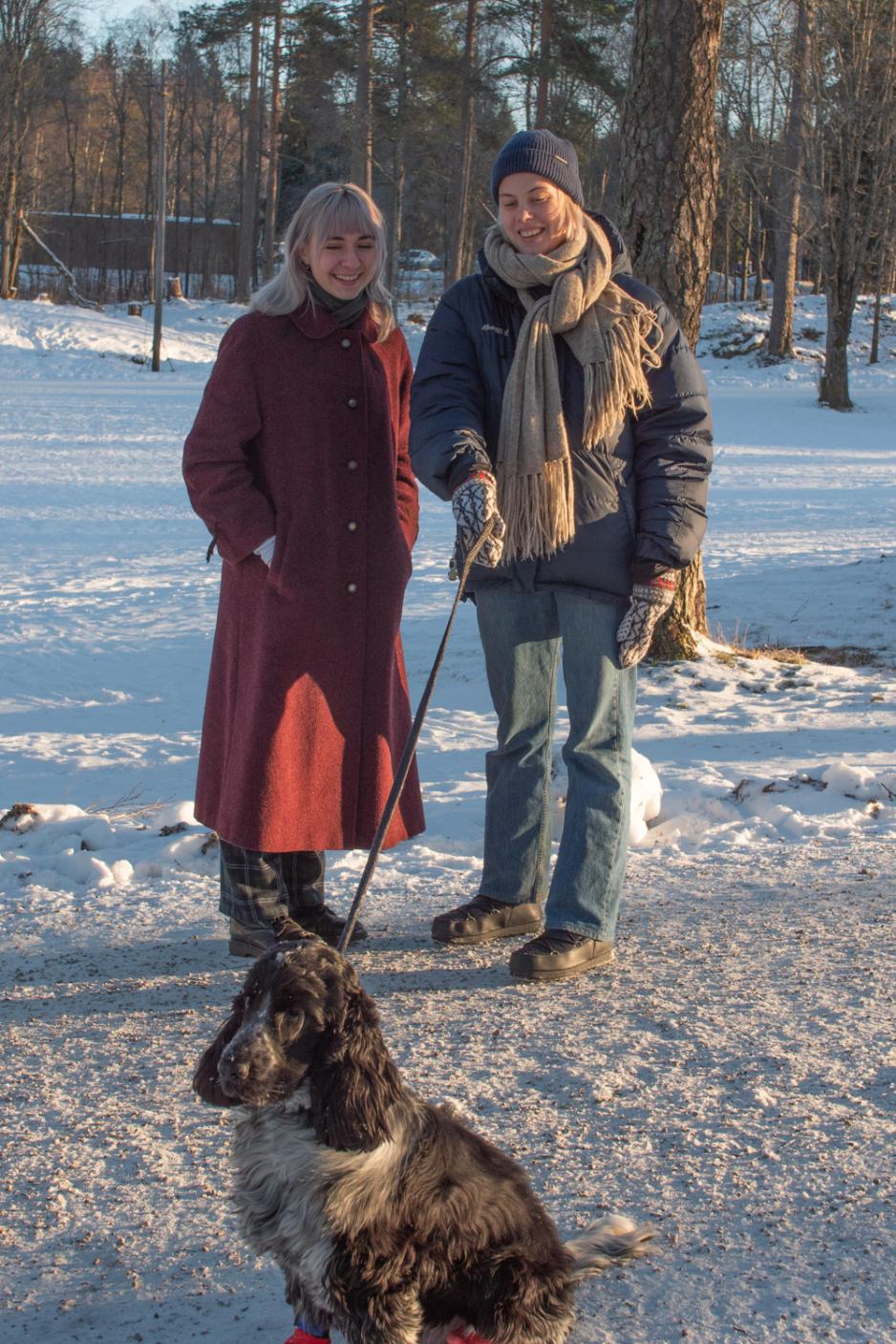 Violetta Peschanskaya og Tiril Helene Reikvam med hunden Zappa fremst i bildet