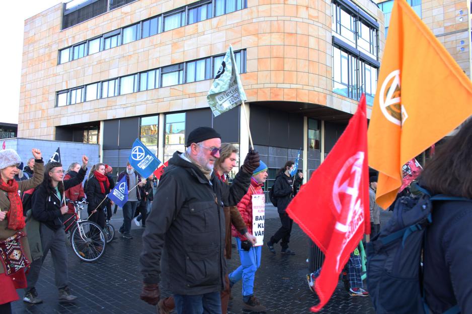 Extinction Rebellion Norway på vei bort til operaen 