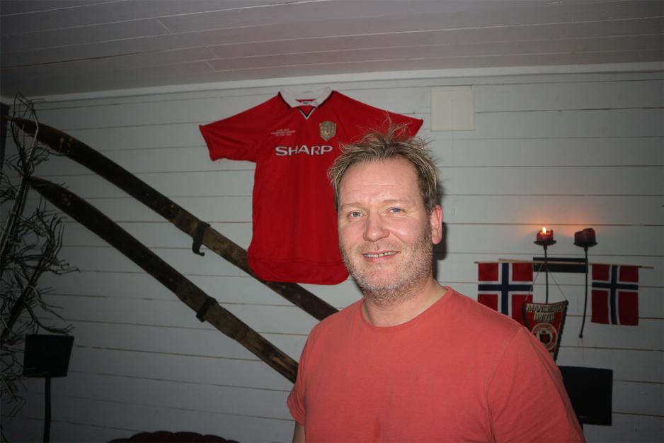 Ivrig supporter: Pål Tore Sivertsen har United drakten hengene høyt i fotballbaren sin. 