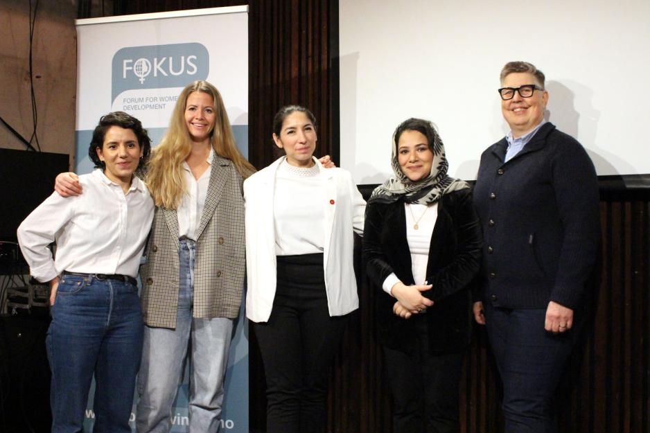 Paneldebatten beståande av Lina Alvarez, Lene Wold, Adriana Ruiz, Nagris Nehan og Gro Lindstad. 