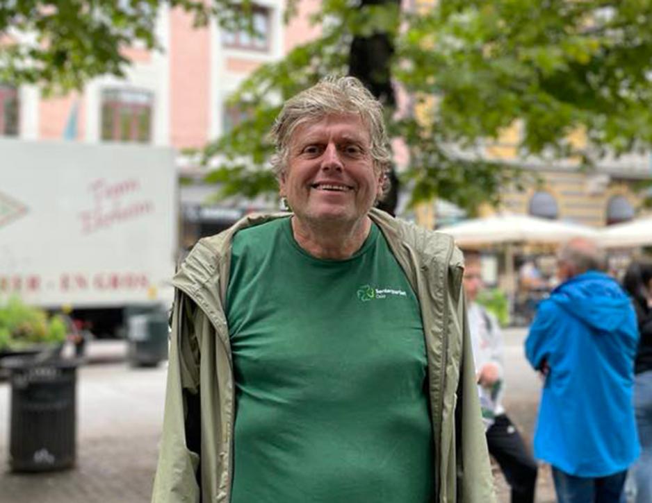 Bilde av politiker Per Larsen, førstekandidat, Ullern Senterparti, ved valgboden til Senterpartiet på Karl Johans gate i Oslo