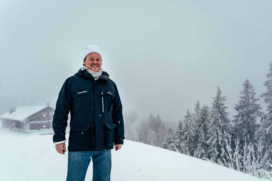 portrett av daglig leder i skimore, smilende i snøen