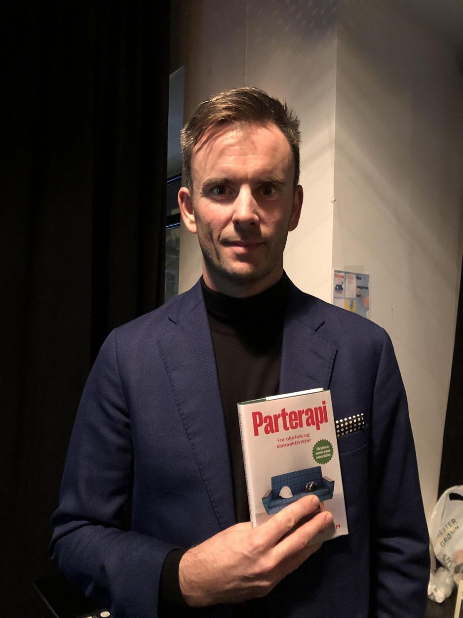 Magnus Marsdal med sin nye bok "Parterapi for oljefolk og klimaaktivister". 