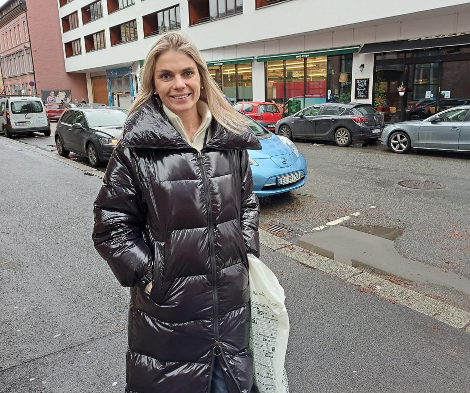 Greta Engenes står utenfor matbutikk med pose i hånden