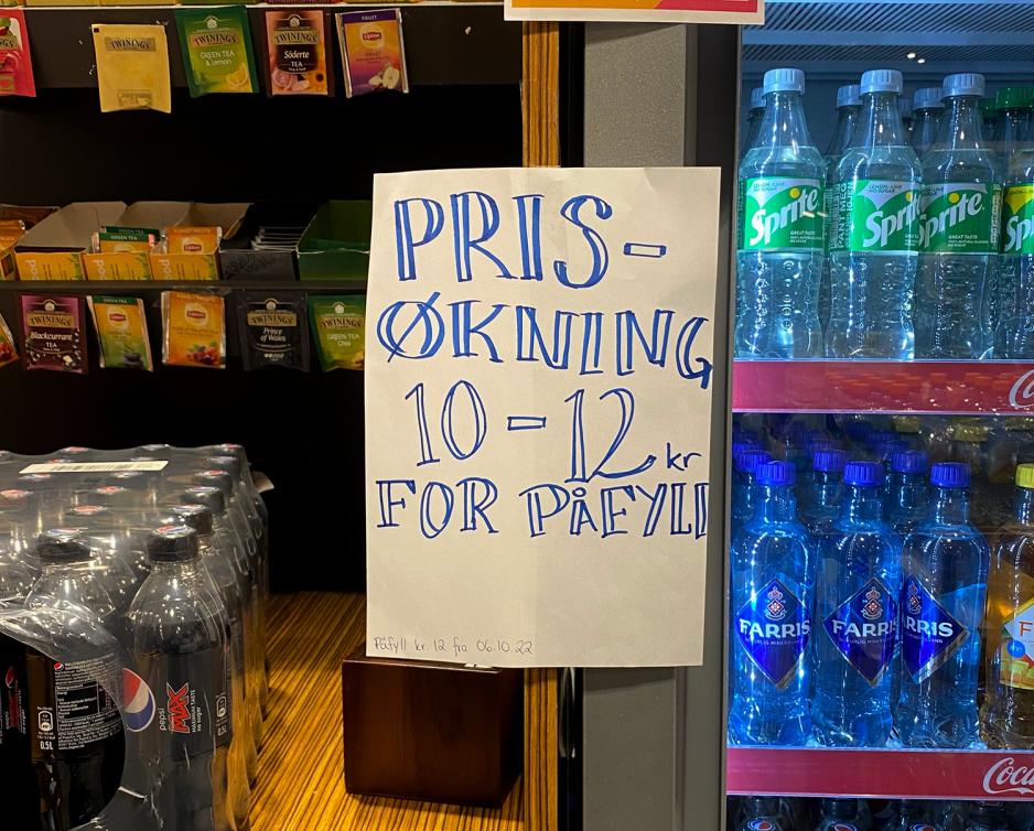 Bilde av plakat med informasjon om prisøkning