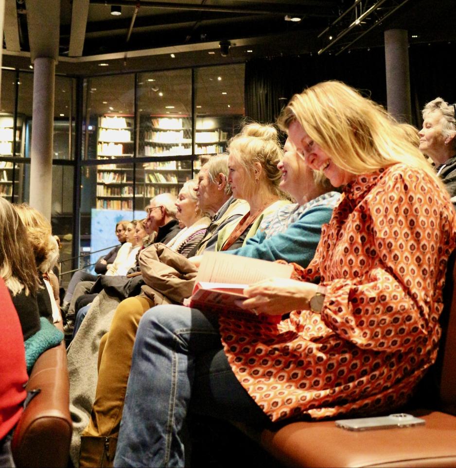 Publikum i Deichmansalen under foredrag før vandring.