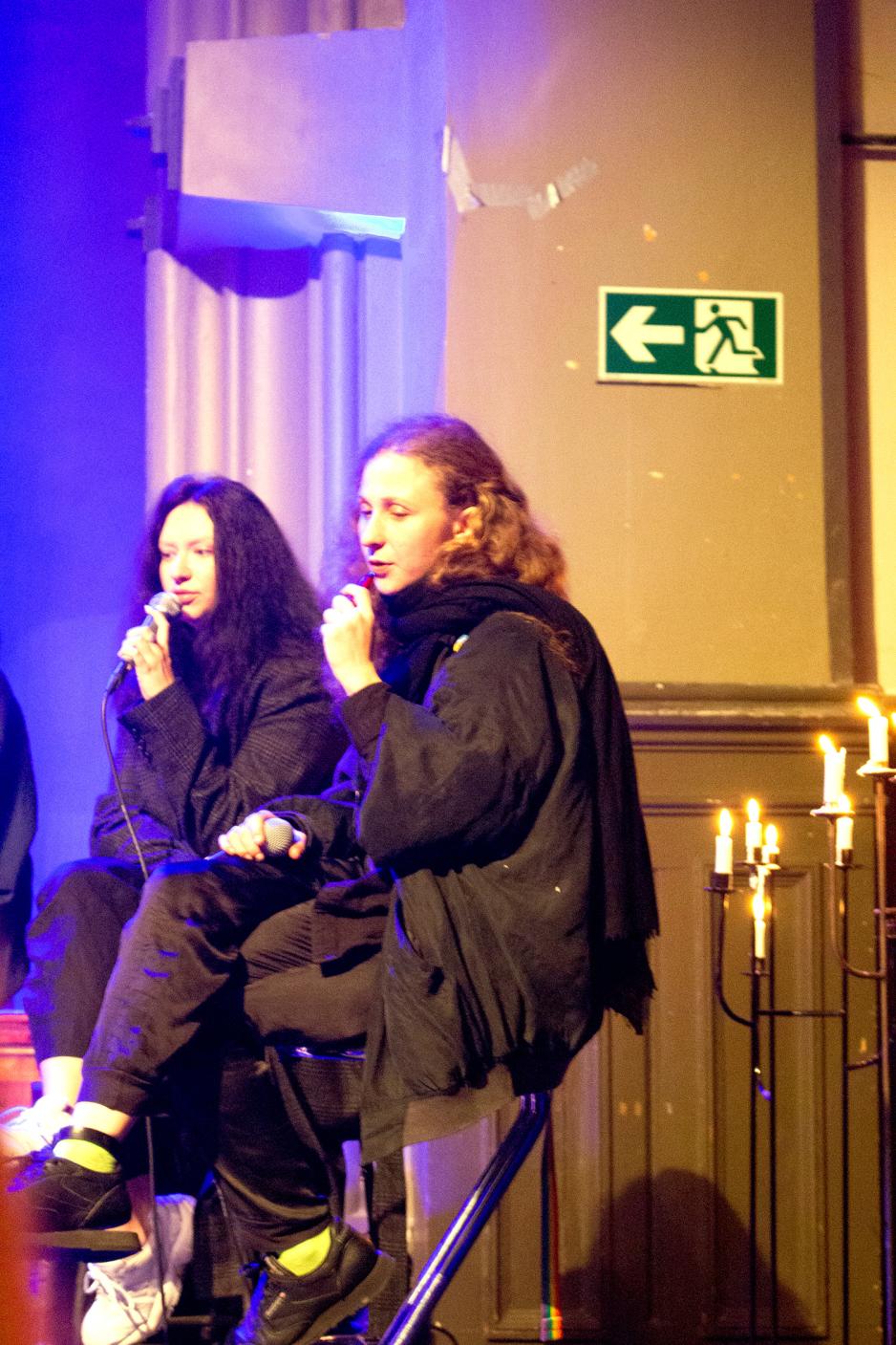 Bandmedlemer vaper på scenen i Jakob kirke