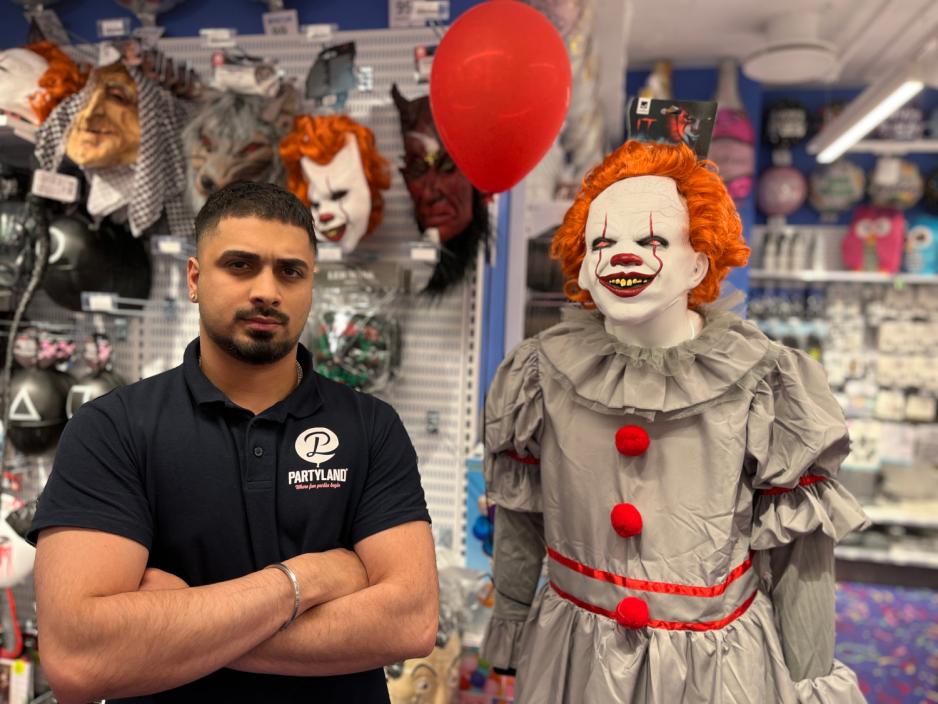 Ramjot Simgh daglig leder på Partyland Lambertseter med Pennywise fra IT