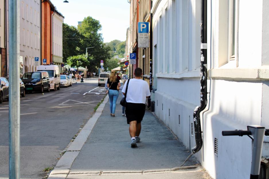 Rauand Ismail går langs en gate på Grünerløkka.