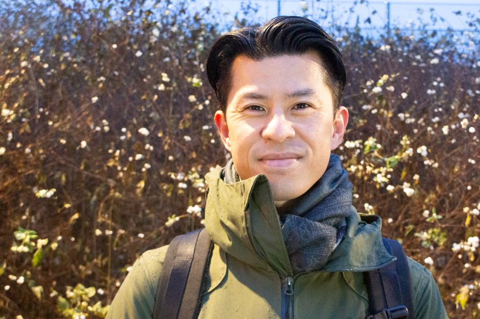 Nært portrettbilde av Ray Ho ute om morgenen. Bak ham er det planter.