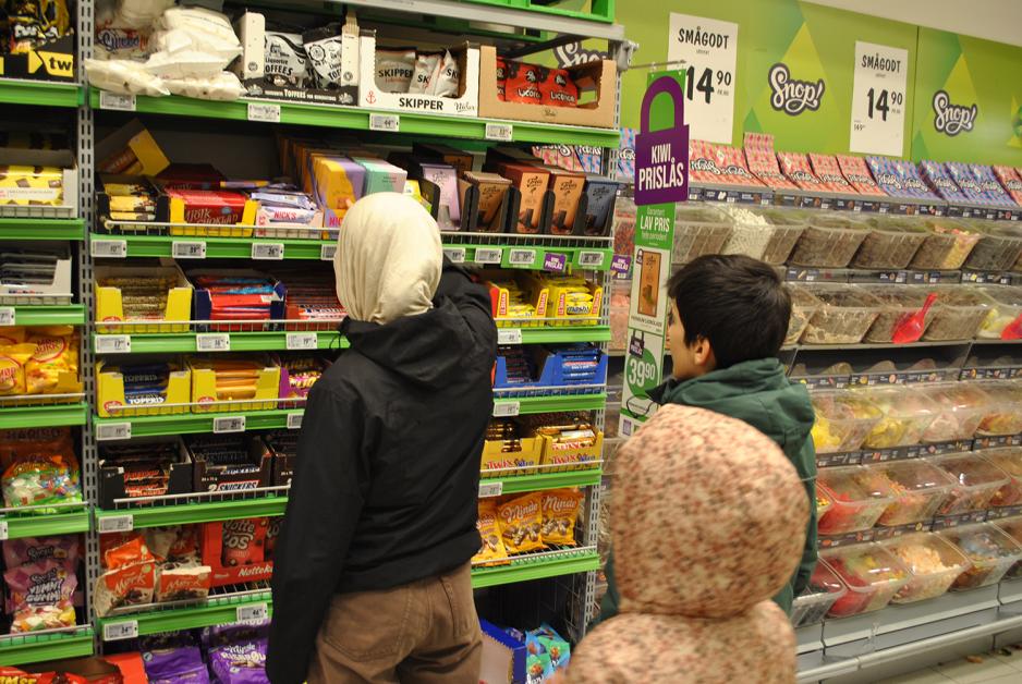 Barn i godterihylla på matbutikken