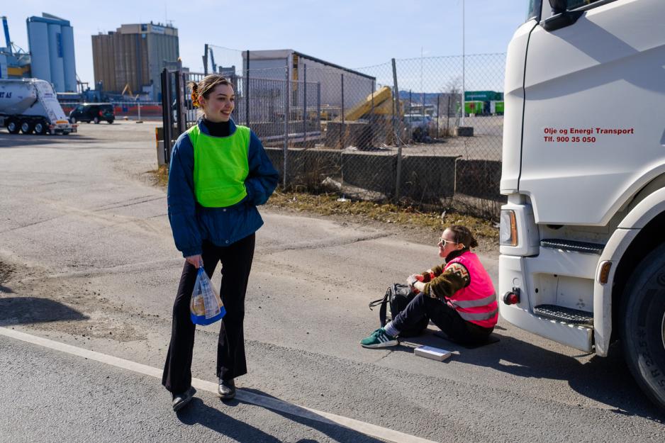 Aksjonister fra Extinction Rebellion blokkerer en tankbil og byr sjåføren på boller.