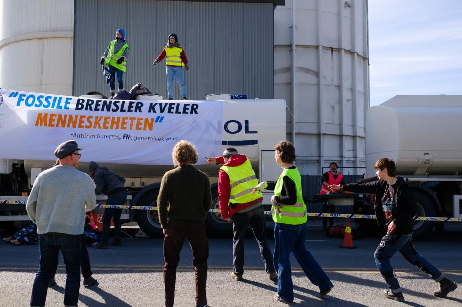 Aksjonister fra Extinction Rebellion danser ved Sjursøya.