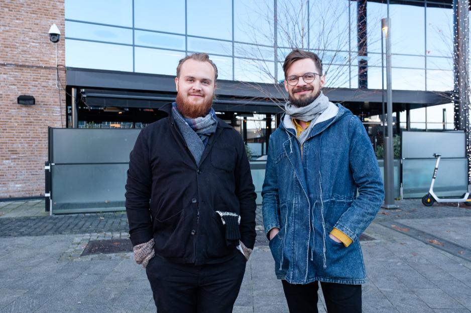 Vetle Bekkelund og Adrian Tofting utenfor Odéon kino i Nydalen.