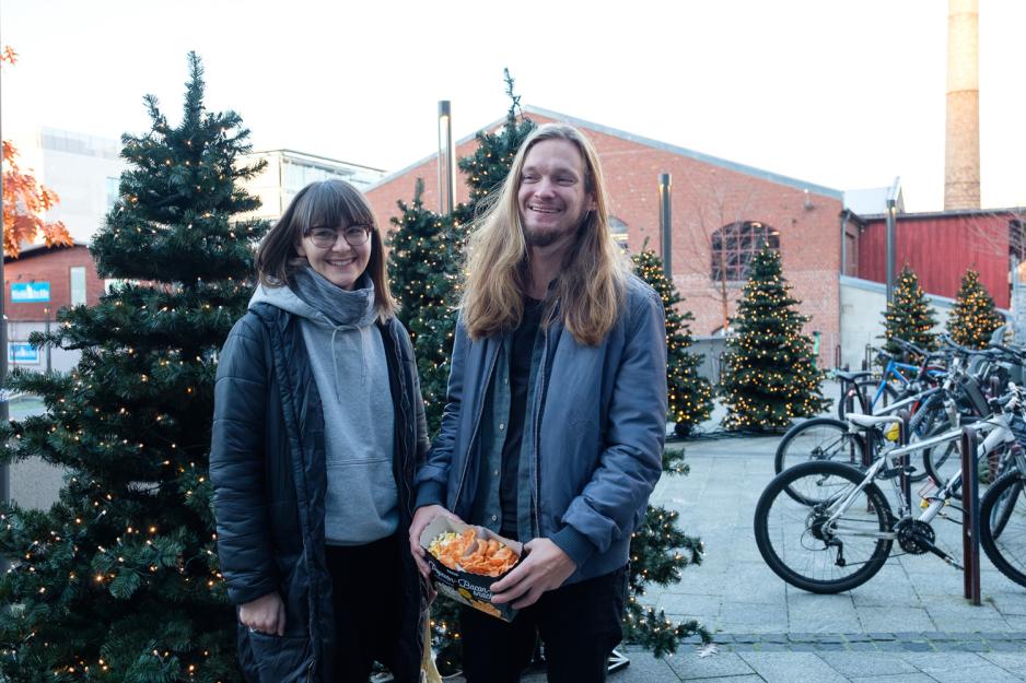 Camilla Nettum og Alexander Frogner utenfor Odéon kino i Nydalen.