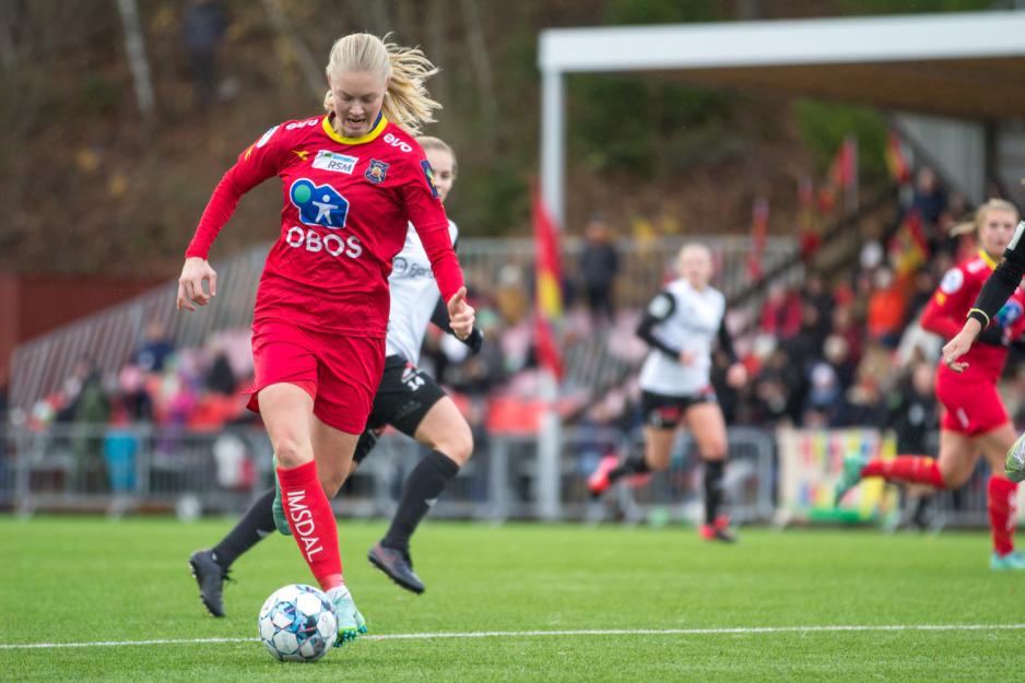 Fotballspiller løper med ballen