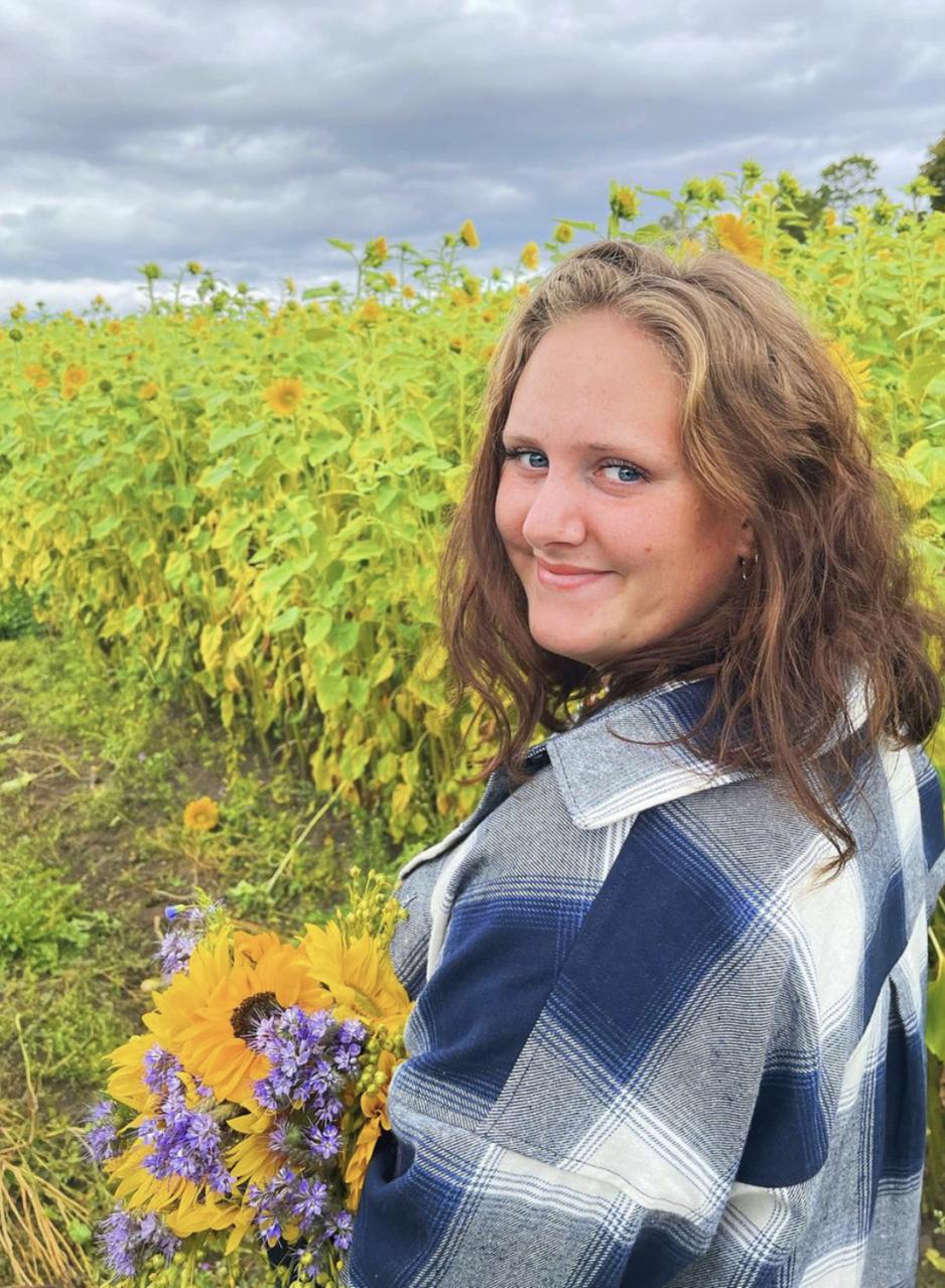 Ronja Vestlund Bysveen står i en blomstereng.