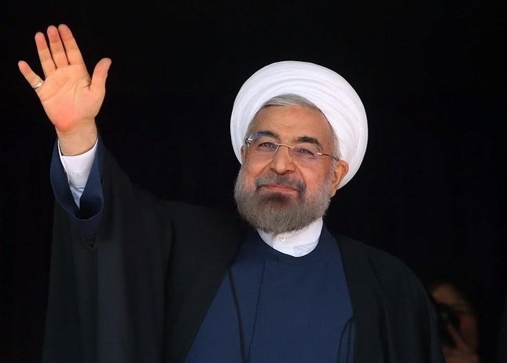 Irans president Hassan Rouhani vinker mot kamera