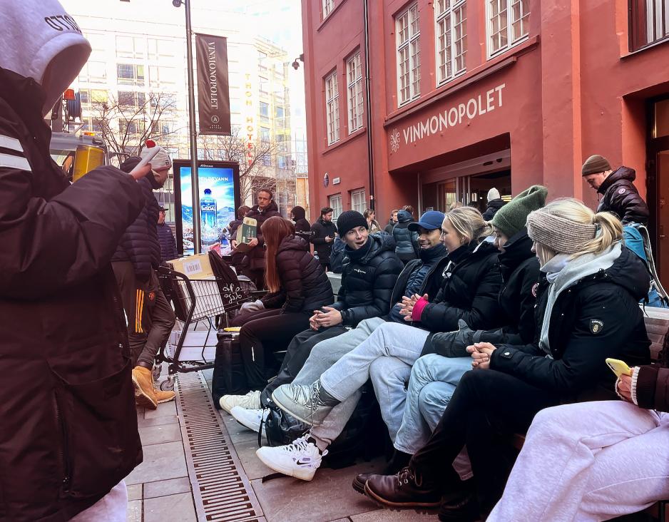 Vebjørn Hove Lia, Matias Bernstrøm, Anine Johnsen, Camilla Berger og Silje Berger sitter å venter på en benk