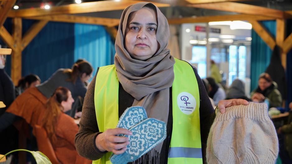 Samina Tassadiq står i Deichman Stover og viser produkter laget av mødre.