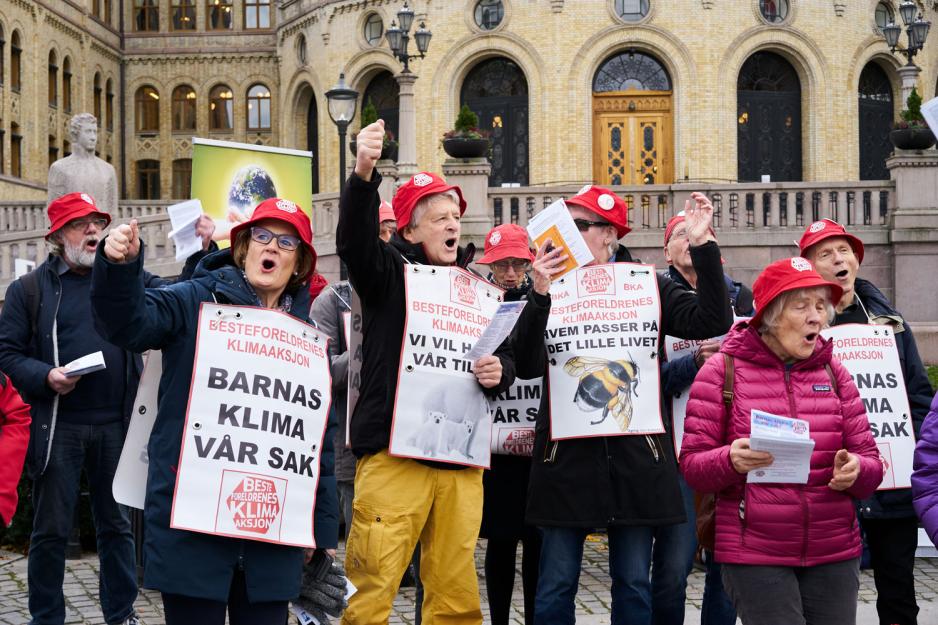 Under markeringen ved Stortinget, sang besteforeldre aksjonen " Vi må ta klimavalg". 