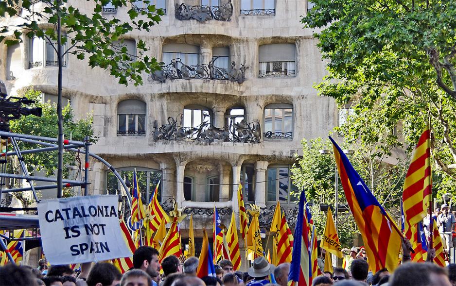 Her ser man katalanske flagg og et banner der det står at Catalonia ikke er Spania. 