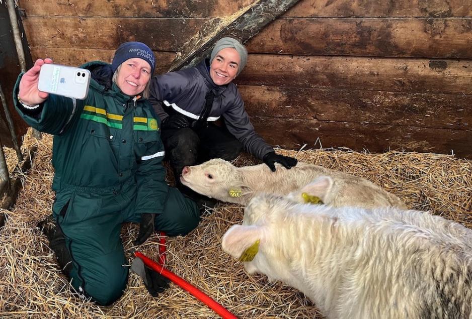 En lokal kvinnelig bonde, som tar en selfie av seg selv og ordfører Gunn Cecilie Ringdal i Lier kommune, inne i en binge.