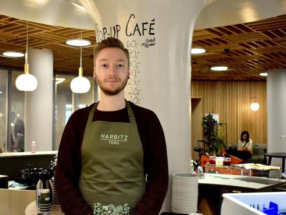 Jonas Egeberg synes caféen er en flott måte å samle folk på. Bilde: April Lin Flage