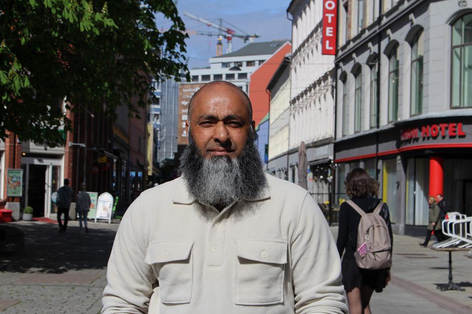 Shahid Rasool ser inn i kamera. Han står ute