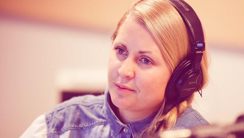 Silje Nordnes med hodetelefoner.