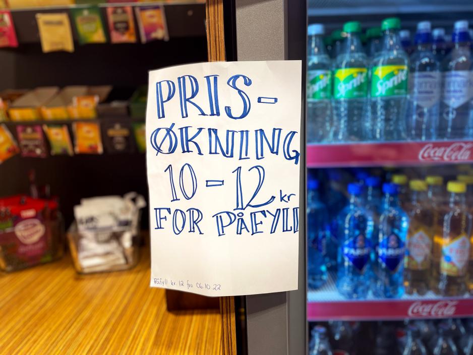 På plakaten som henger over kaffebaren står det at prisen for påfyll av kaffe har økt fra 10-12 kroner