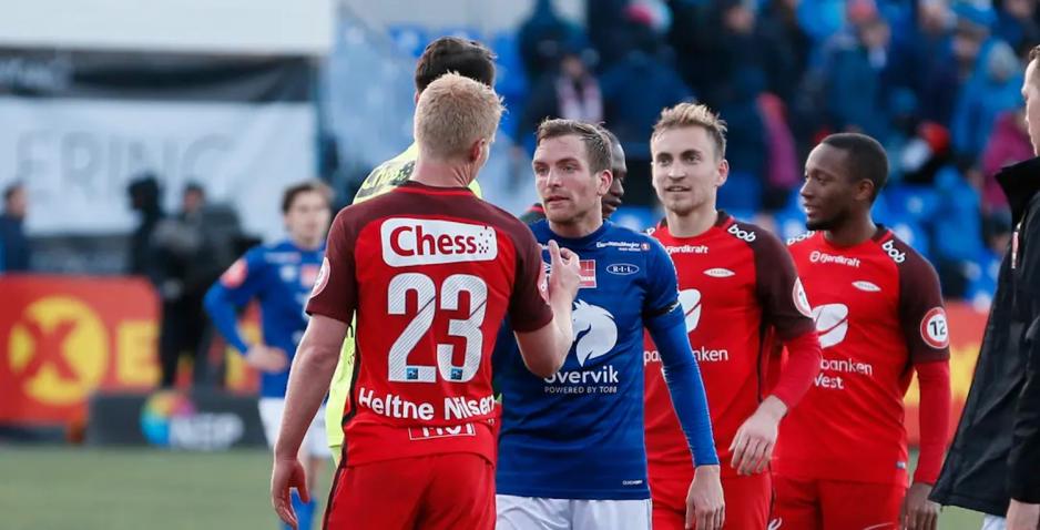 Sivert Heltne Nilsen og Kristoffer Løkberg omringet av andre spillere etter en fotballkamp.