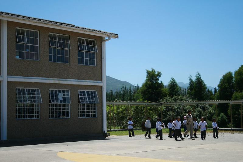 Skoleelever i skolegård i Sør-Afrika.