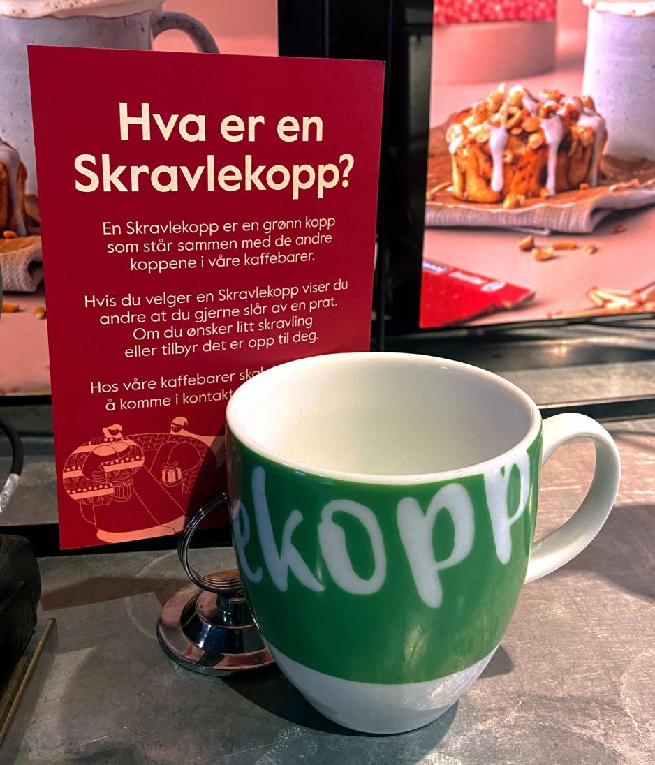 Kopp foran informasjonsskilt