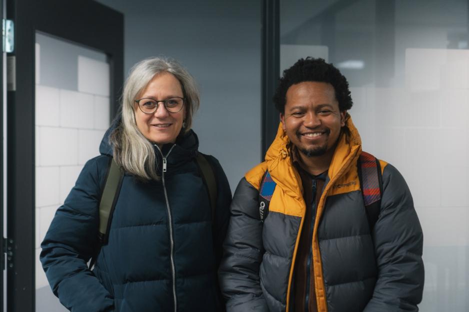 Camilla Eeg-Tverrbakken og Eliot Moleba på skrivekurs på Holmlia