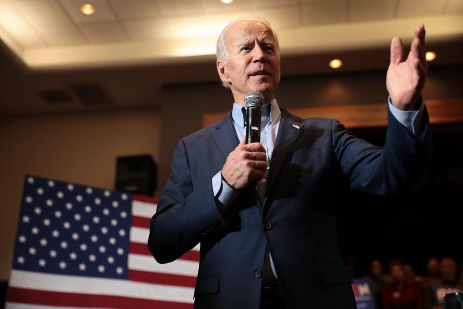 Joe Biden holder en tale for en forsamling