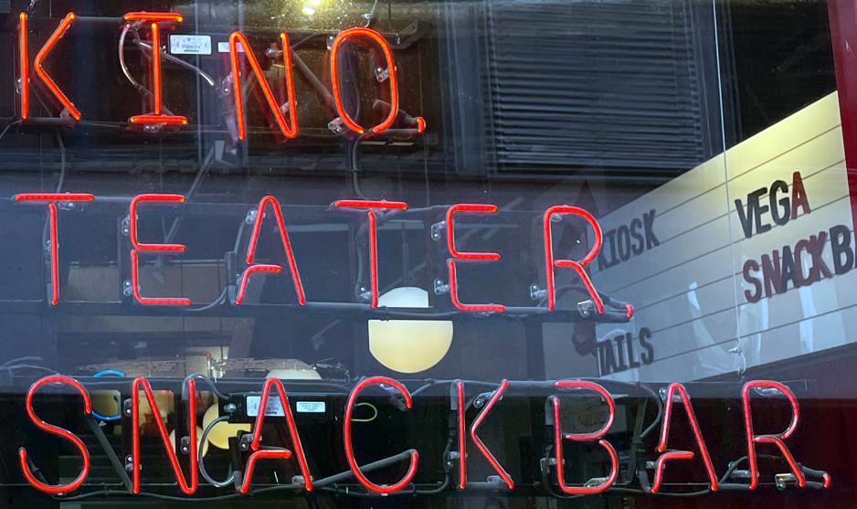 skilt utenfor Vega Scene der det står kino teater og snackbar