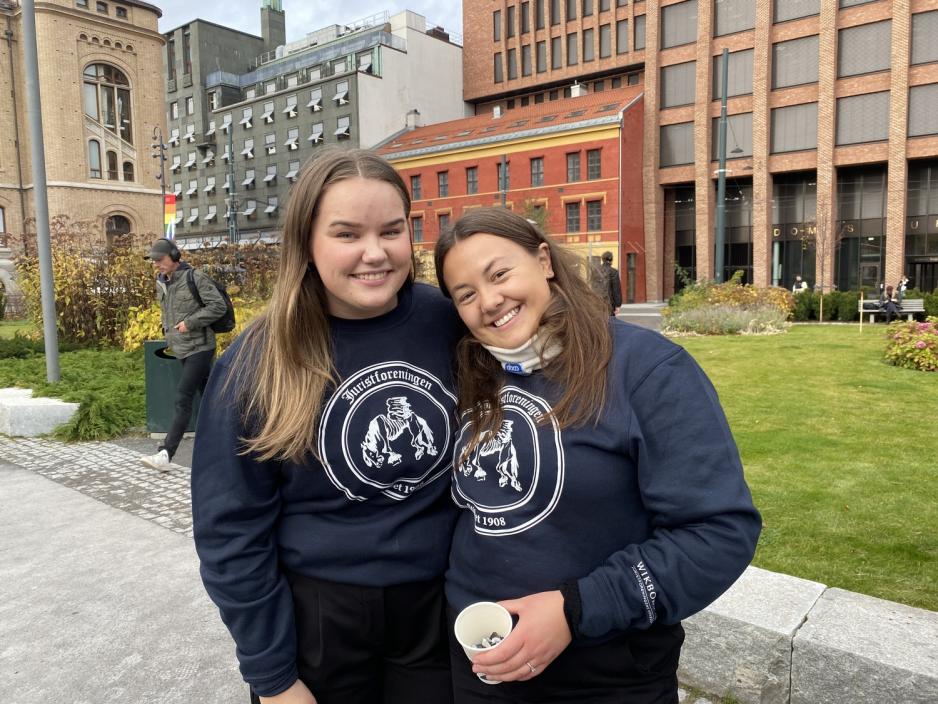 Sofie Odberg og Vilde Berger Johansen, to av jentene på samlingen, holder rundt hverandre og smiler etter å ha brent lapper med bekymringene sine.