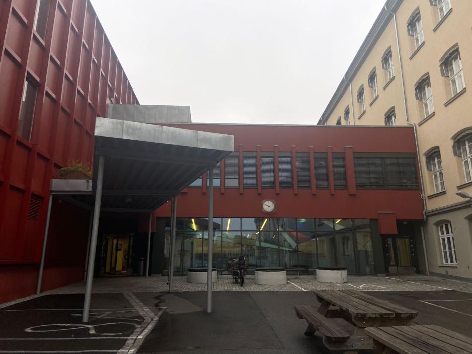 Inngangspartiet til Sofienberg skole i et grått vær