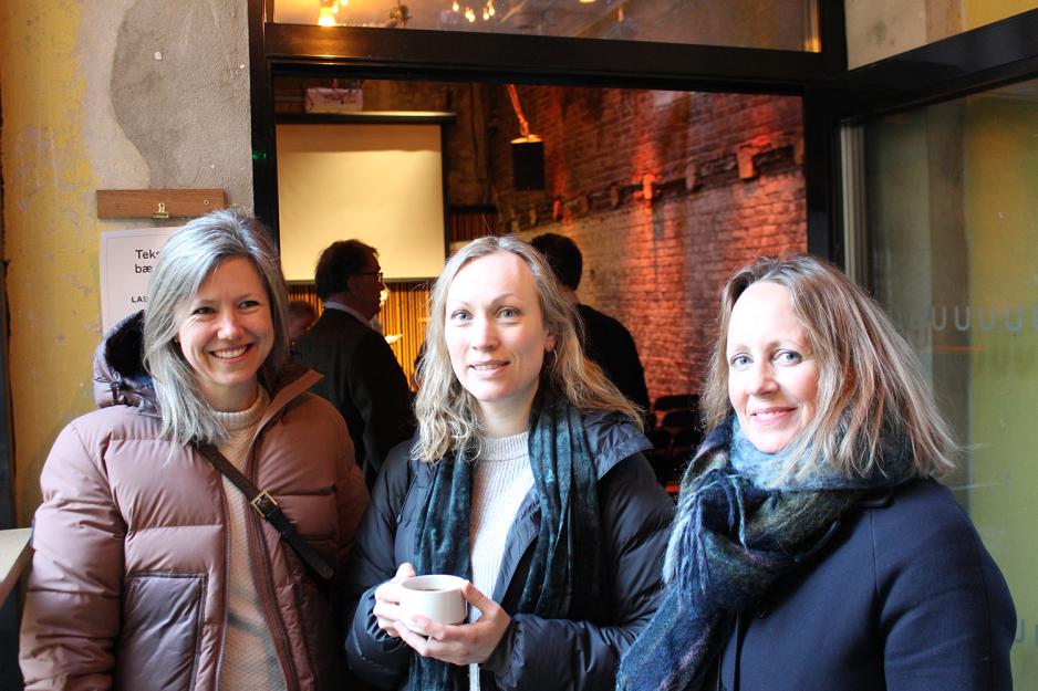 Solveig N. Svendsen, Anne Line Smeby og Merete Bringedal Hauge fra Tufte Wear hygger seg med en kopp kaffe før seminaret begynner.