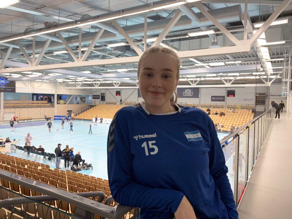 Tiril Birgitte Rosenberg står på tribunen.