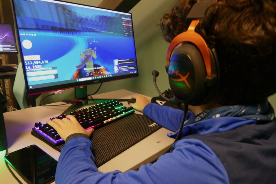 Bildet viser en gutt som spiller Fortnite